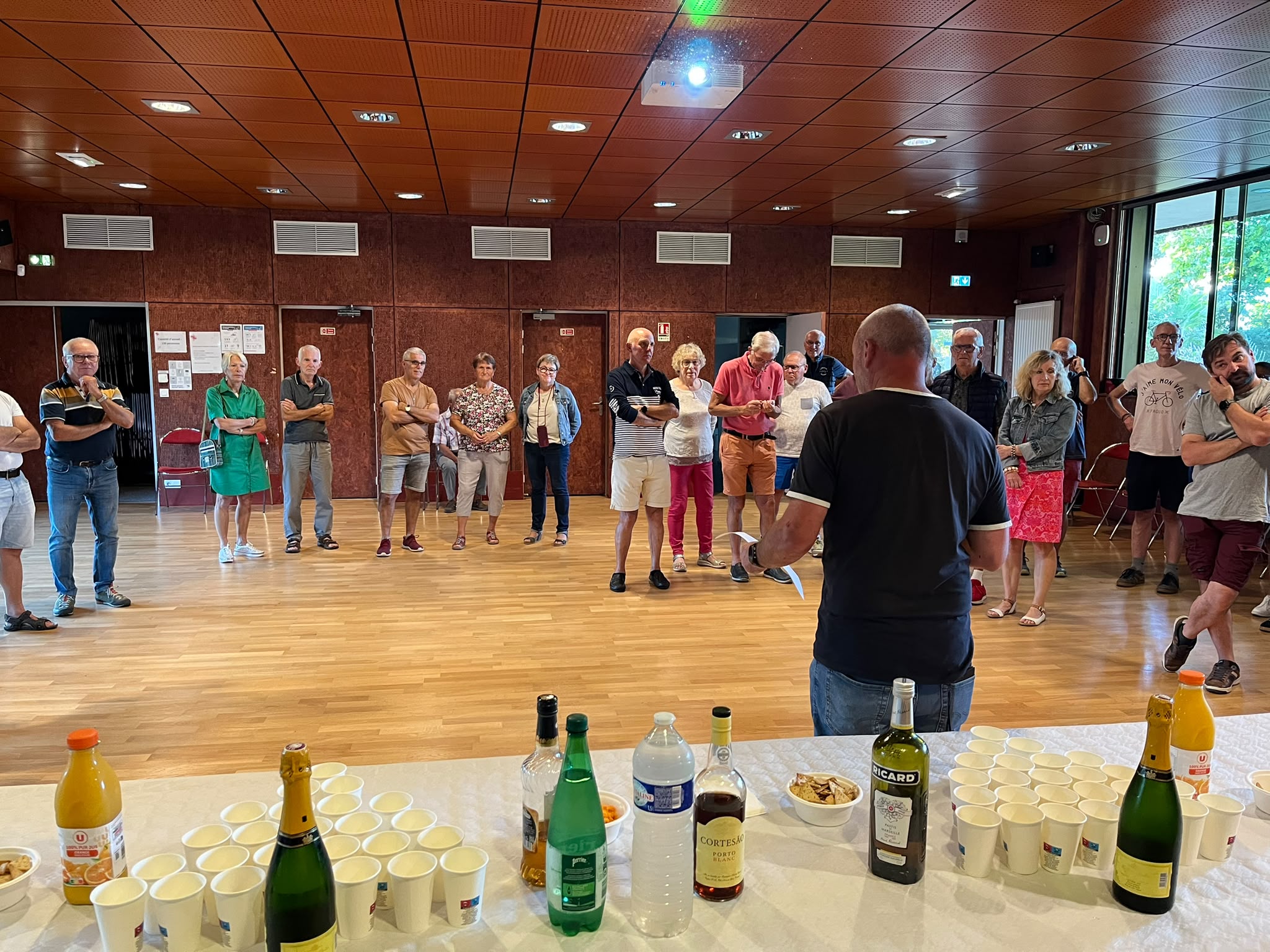 Moment convivial lors de l'apéritif de rentrée de la Bicyclette Bruzoise