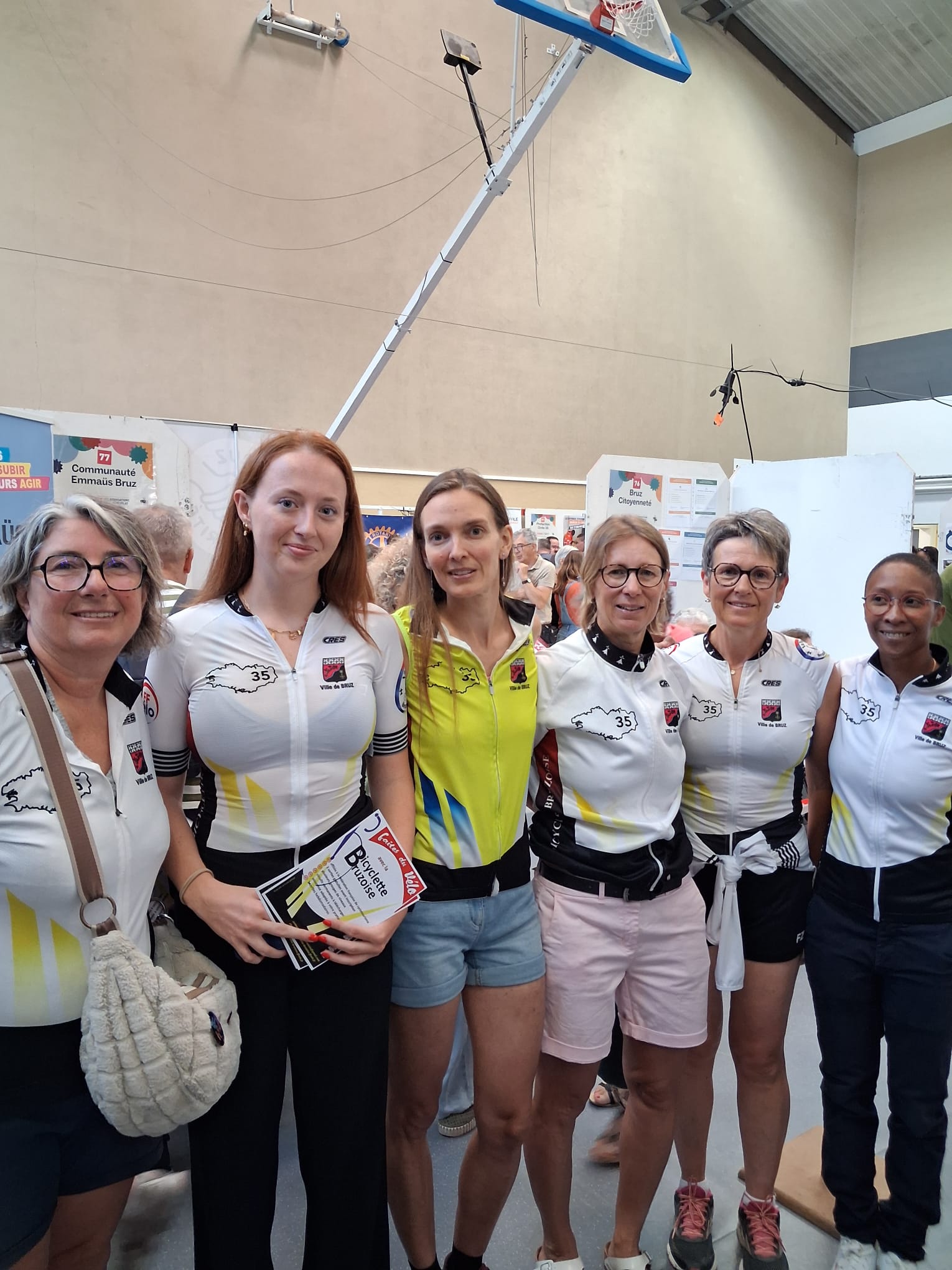 Des adhérentes de la Bicyclette Bruzoise au Forum des associations de Bruz 2026